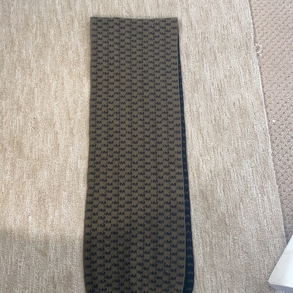 Micheal Kors Scarf - Picture 2 of 3
